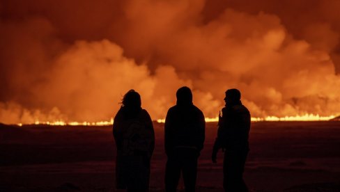 LAVA IZBIJA NA SVE STRANE, NEBO JE CRVENO: Dramatični snimci sa Islanda nakon erupcije vulkana (VIDEO) LAVA IZBIJA NA SVE STRANE, NEBO JE CRVENO: Dramatični snimci sa Islanda nakon erupcije vulkana (VIDEO)