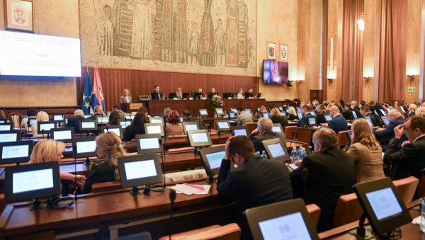 СИГУРНА САМО КОАЛИЦИЈА НАПРЕДЊАКА И МАЂАРА: У новом парламенту Војводине седеће посланици из шест од 13 политичких групација СИГУРНА САМО КОАЛИЦИЈА НАПРЕДЊАКА И МАЂАРА: У новом парламенту Војводине седеће посланици из шест од 13 политичких групација