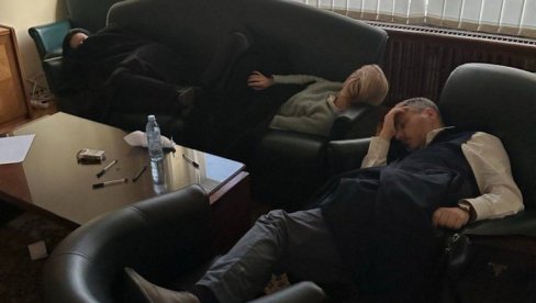 ŠTRAJK IH VEĆ IZMORIO: Marinika i Obradović pridremali na fotelji - smejali se Tomislavu Nikoliću, a pogledajte ih danas (FOTO) ŠTRAJK IH VEĆ IZMORIO: Marinika i Obradović pridremali na fotelji - smejali se Tomislavu Nikoliću, a pogledajte ih danas (FOTO)
