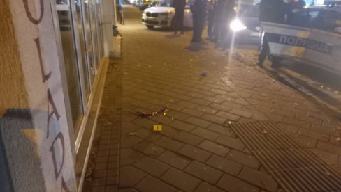 ISPRED PEKARE SEVNUO NOŽ, RANJENA ŽENA (63): Prve slike sa mesta ubadanja u Novom Sadu (FOTO)