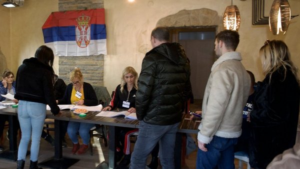 ГЛАСАЈУ 20 ГОДИНА, А САДА ИХ ЖИГОШУ: Грађани БиХ који поседују и наше држављанство овде имају сва бирачка права ГЛАСАЈУ 20 ГОДИНА, А САДА ИХ ЖИГОШУ: Грађани БиХ који поседују и наше држављанство овде имају сва бирачка права