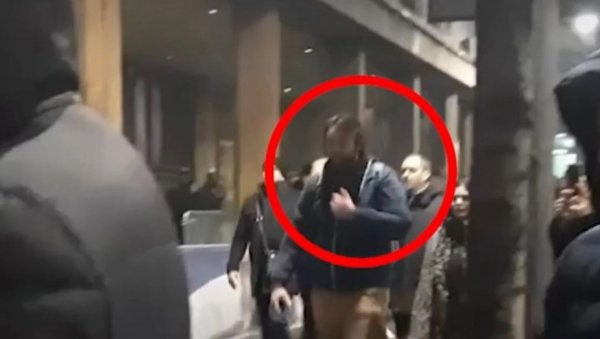 СРАМНО: Ђиласовац се смеје после напада на активисткиње СНС (ФОТО/ВИДЕО) СРАМНО: Ђиласовац се смеје после напада на активисткиње СНС (ФОТО/ВИДЕО)