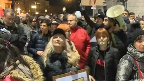 ОПОЗИЦИЈА НАСТАВЉА ЦИРКУС ИСПРЕД РИК: Гађали РИК јајима, протесте претворили у журку ОПОЗИЦИЈА НАСТАВЉА ЦИРКУС ИСПРЕД РИК: Гађали РИК јајима, протесте претворили у журку