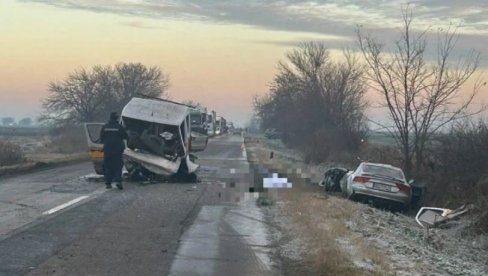 AUTO SLETEO U KANAL, DELOVI VOZILA RASUTI PO PUTU: Prve fotografije sa mesta teške saobraćajne nesreće kod Zrenjanina (FOTO) AUTO SLETEO U KANAL, DELOVI VOZILA RASUTI PO PUTU: Prve fotografije sa mesta teške saobraćajne nesreće kod Zrenjanina (FOTO)