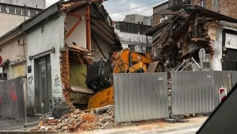 BAGER PROPAO U ZEMLJU: Nesvakidašnja scena na Vračaru (FOTO) BAGER PROPAO U ZEMLJU: Nesvakidašnja scena na Vračaru (FOTO)