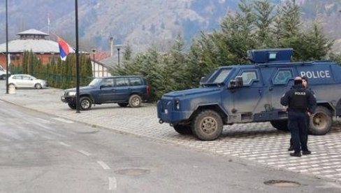 ШТА СЕ ДЕШАВА ИСПРЕД КОМПЛЕКСА РАЈСКЕ БАЊЕ: Курти извео тзв. косовске специјалце, народ уплашен ШТА СЕ ДЕШАВА ИСПРЕД КОМПЛЕКСА РАЈСКЕ БАЊЕ: Курти извео тзв. косовске специјалце, народ уплашен