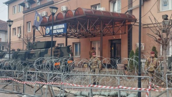 ВОЈНИЦИ КФОР-А ПОМЕРИЛИ ЖИЧАНУ ОГРАДУ: Са главне улице у Звечану али и даље блокирна прилаз општинској згради ВОЈНИЦИ КФОР-А ПОМЕРИЛИ ЖИЧАНУ ОГРАДУ: Са главне улице у Звечану али и даље блокирна прилаз општинској згради