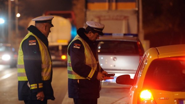 ПОТПУНО ПИЈАН ВОЗИО У ЗОНИ ШКОЛЕ У СМЕДЕРЕВУ: Возачу БМВ-а којем је одузета дозвола измерена чак 4,23 промила ПОТПУНО ПИЈАН ВОЗИО У ЗОНИ ШКОЛЕ У СМЕДЕРЕВУ: Возачу БМВ-а којем је одузета дозвола измерена чак 4,23 промила