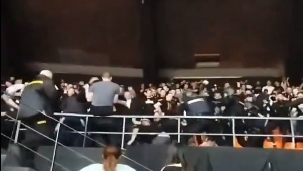 НОВИ СНИМАК СКАНДАЛА У ВАЛЕНСИЈИ: Овако је полиција тукла навијаче Партизана (ВИДЕО) НОВИ СНИМАК СКАНДАЛА У ВАЛЕНСИЈИ: Овако је полиција тукла навијаче Партизана (ВИДЕО)