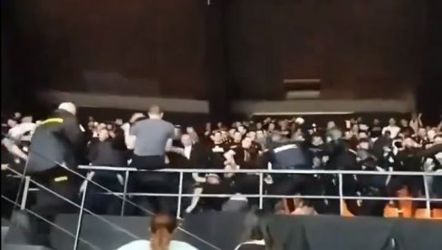 NOVI SNIMAK SKANDALA U VALENSIJI: Ovako je policija tukla navijače Partizana (VIDEO) NOVI SNIMAK SKANDALA U VALENSIJI: Ovako je policija tukla navijače Partizana (VIDEO)