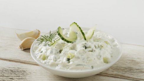 OSVEŽAVA I ODLIČNO SE SLAŽE SA GIROSOM, MESOM: Omiljena caciki salata OSVEŽAVA I ODLIČNO SE SLAŽE SA GIROSOM, MESOM: Omiljena caciki salata