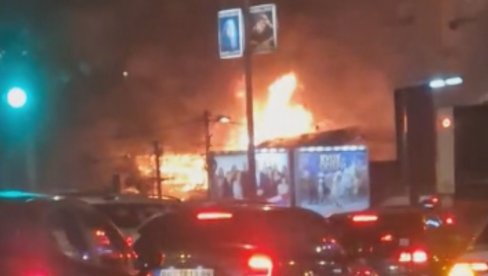 POŽAR NA AUTOKOMANDI: Vatrena stihija guta sve pred sobom (VIDEO) POŽAR NA AUTOKOMANDI: Vatrena stihija guta sve pred sobom (VIDEO)