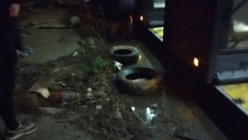 AUTOBUS 511 U PLAMENU: Zapalio se autobus na Obrenovačkom putu (FOTO) AUTOBUS 511 U PLAMENU: Zapalio se autobus na Obrenovačkom putu (FOTO)