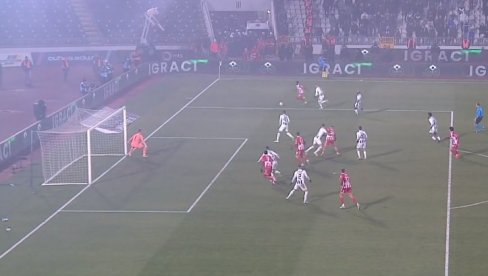 KAD ZVEZDA UZVRATI UDARAC: Ovako je šampion odgovorio na drugi gol Partizana u 171. večitom derbiju (VIDEO) KAD ZVEZDA UZVRATI UDARAC: Ovako je šampion odgovorio na drugi gol Partizana u 171. večitom derbiju (VIDEO)