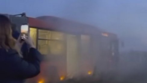 PONOVO POŽAR NA OBRENOVAČKOM PUTU: Zapalio se gradski autobus, dim kulja na sve strane (FOTO) PONOVO POŽAR NA OBRENOVAČKOM PUTU: Zapalio se gradski autobus, dim kulja na sve strane (FOTO)