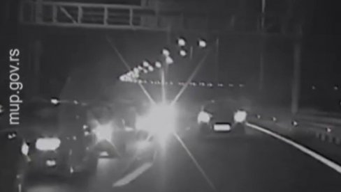 MRTAV PIJAN, DROGIRAN, SA PROBNOM VOZAČKOM I U KONTRASMERU: MUP Srbije podelio snimak nesavesne vožnje (VIDEO) MRTAV PIJAN, DROGIRAN, SA PROBNOM VOZAČKOM I U KONTRASMERU: MUP Srbije podelio snimak nesavesne vožnje (VIDEO)