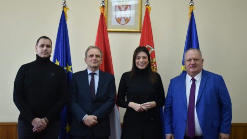 POTPISIVANJU UGOVORA PRISUSTVOVAO AMBASADOR KRALJEVINE HOLANDIJE: Ministarka Vujović - Rešavamo problem nedostajuće kanalizacije u Leskovcu POTPISIVANJU UGOVORA PRISUSTVOVAO AMBASADOR KRALJEVINE HOLANDIJE: Ministarka Vujović - Rešavamo problem nedostajuće kanalizacije u Leskovcu