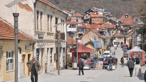 BUJANOVČANIN SA LAŽNOM DOZVOLOM KRIJUMČARIO LJUDE: Policija u automobilu pronašla pet migranata