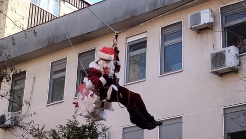 DEDA MRAZ SE SPUSTIO KONOPCEM SA KROVA I DONEO POKLONE: Članovi GSS obradovali male pacijente u Dečjoj bolnici u Novom Sadu (FOTO/VIDEO) DEDA MRAZ SE SPUSTIO KONOPCEM SA KROVA I DONEO POKLONE: Članovi GSS obradovali male pacijente u Dečjoj bolnici u Novom Sadu (FOTO/VIDEO)