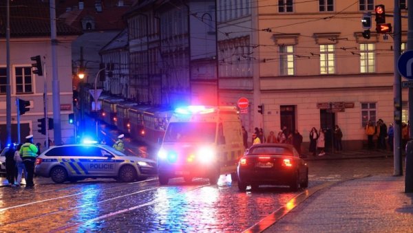 НАЈМАЊЕ 11 МРТВИХ, ПОВРЕЂЕНЕ 24 ОСОБЕ: Нови детаљи масакра у Прагу, нападач скочио са зграде када га је опколила полиција? (ФОТО/ВИДЕО) НАЈМАЊЕ 11 МРТВИХ, ПОВРЕЂЕНЕ 24 ОСОБЕ: Нови детаљи масакра у Прагу, нападач скочио са зграде када га је опколила полиција? (ФОТО/ВИДЕО)