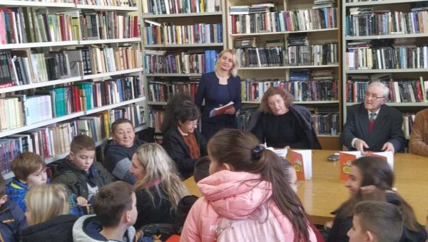 „МАЦА ГЛЕДА ЦРТАЋЕ“: У параћинској Библиотеци представљена књига за децу (ФОТО) „МАЦА ГЛЕДА ЦРТАЋЕ“: У параћинској Библиотеци представљена књига за децу (ФОТО)