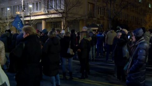 ZAVRŠEN PROTEST ISPRED RIK-a: Pravnicima Srbije protiv nasilja odobren uvid u birački materijal ZAVRŠEN PROTEST ISPRED RIK-a: Pravnicima Srbije protiv nasilja odobren uvid u birački materijal