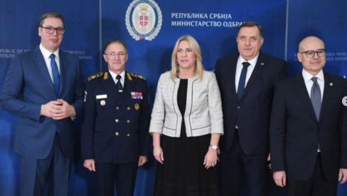 NASTAVLJAMO DA SE BORIMO DA NAŠA VOJSKA DOBIJE STATUS KOJI ZASLUŽUJE: Vučić prisustvovao svečanom prijemu Ministarstva odbrane NASTAVLJAMO DA SE BORIMO DA NAŠA VOJSKA DOBIJE STATUS KOJI ZASLUŽUJE: Vučić prisustvovao svečanom prijemu Ministarstva odbrane