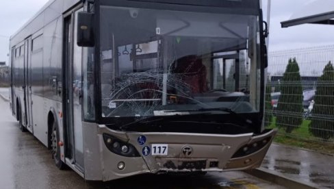 PRVI SNIMCI SA MESTA TEŠKE NESREĆE U NIŠU: Autobus udario auto koji je pokosio putnike na stanici - povređeno pet osoba (VIDEO) PRVI SNIMCI SA MESTA TEŠKE NESREĆE U NIŠU: Autobus udario auto koji je pokosio putnike na stanici - povređeno pet osoba (VIDEO)