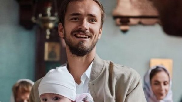 КО ЈЕ ОТАЦ, А КО КУМ? Руси скроз побркали лончиће, Рубљов наљутио Медведева (ВИДЕО) КО ЈЕ ОТАЦ, А КО КУМ? Руси скроз побркали лончиће, Рубљов наљутио Медведева (ВИДЕО)