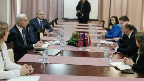 PREDSTAVNICI VLADE U INSTITUTU I BOLNICI MELJINE: Pavićević i Šimun obećali zajedničko delovanje za bolju budućnost PREDSTAVNICI VLADE U INSTITUTU I BOLNICI MELJINE: Pavićević i Šimun obećali zajedničko delovanje za bolju budućnost