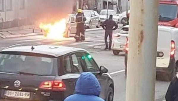 ГОРИ АУТОМОБИЛ У ДИМИТРИЈА ТУЦОВИЋА: Погледајте муњевиту акцију ватрогасаца (ФОТО/ВИДЕО) ГОРИ АУТОМОБИЛ У ДИМИТРИЈА ТУЦОВИЋА: Погледајте муњевиту акцију ватрогасаца (ФОТО/ВИДЕО)