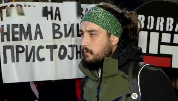 ДЕМОНСТРАНТ ПУНИХ ЏЕПОВА: Бјелићев КОМС финансирају Немци ДЕМОНСТРАНТ ПУНИХ ЏЕПОВА: Бјелићев КОМС финансирају Немци