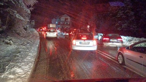 NE KREĆITE NA PUT AKO NE MORATE: Zastoj na putu od Zlatibora prema Novoj Varoši, sneg napravio kolaps (VIDEO) NE KREĆITE NA PUT AKO NE MORATE: Zastoj na putu od Zlatibora prema Novoj Varoši, sneg napravio kolaps (VIDEO)