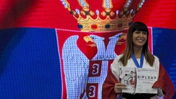 КАРАТЕ ВРАЋА ОНОЛИКО КОЛИКО МУ ДАЈЕШ: Сандра Бундић, признати судија, активна сениорка такмичар, мајка, спортски педагог и пословна жена КАРАТЕ ВРАЋА ОНОЛИКО КОЛИКО МУ ДАЈЕШ: Сандра Бундић, признати судија, активна сениорка такмичар, мајка, спортски педагог и пословна жена