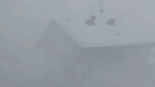 НЕ ВИДИ СЕ ПРСТ ПРЕД ОКОМ: Погледајте снимак једне од најјачних снежних олуја икада забележених на подручју Алпа (ВИДЕО) НЕ ВИДИ СЕ ПРСТ ПРЕД ОКОМ: Погледајте снимак једне од најјачних снежних олуја икада забележених на подручју Алпа (ВИДЕО)