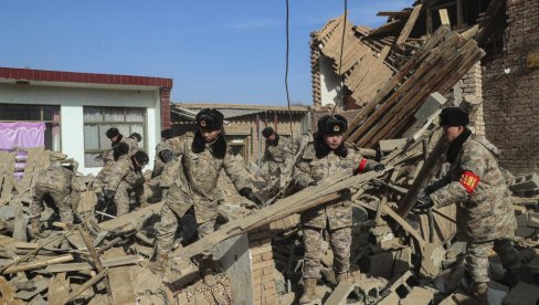 ОВАКАВ СВЕТ ТРЕБА ДА БУДЕ: Призор који је разнежио многе - спасиоци извукли пса из рушевина у којима је беспомоћан провео 30 сати (ФОТО)