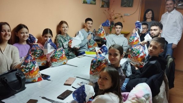 ДАРОВИ НАЈМЛАЂИМ ЧЛАНОВИМА; Новогодишња свечаност Друштва за борбу против дијабетеса у Краљеву ДАРОВИ НАЈМЛАЂИМ ЧЛАНОВИМА; Новогодишња свечаност Друштва за борбу против дијабетеса у Краљеву