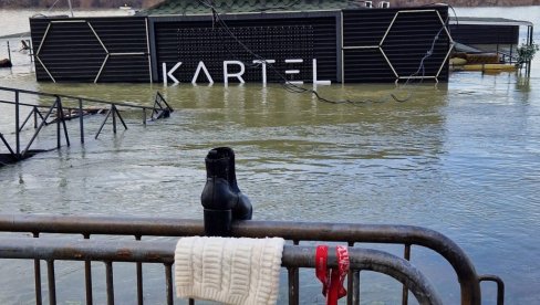 POTONULI KARTEL IZVLAČE IZ SAVE: Evo šta je ostalo od splava POTONULI KARTEL IZVLAČE IZ SAVE: Evo šta je ostalo od splava