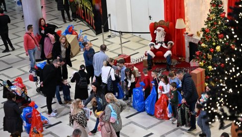 GDE SI PARKIRAO SANKE I IRVASE? Popularni Deda Mraz na druženju sa mališanima zaposlenih u Novostima, u MTS dvorani (FOTO) GDE SI PARKIRAO SANKE I IRVASE? Popularni Deda Mraz na druženju sa mališanima zaposlenih u Novostima, u MTS dvorani (FOTO)