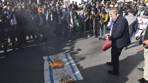 HILJADE DEMONSTRANATA IZAŠLO NA ULICE RABATA: Traže prekid odnosa sa Izraelom HILJADE DEMONSTRANATA IZAŠLO NA ULICE RABATA: Traže prekid odnosa sa Izraelom