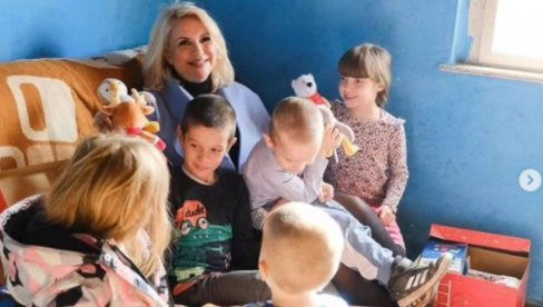 DRAGO MI JE ŠTO SMO DECU OVE PORODICE USREĆILI: Ministarka Tepavčević posetila samohranog oca koji živi sa sedmoro dece (FOTO) DRAGO MI JE ŠTO SMO DECU OVE PORODICE USREĆILI: Ministarka Tepavčević posetila samohranog oca koji živi sa sedmoro dece (FOTO)