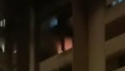 DETE BACILO KOMŠIJI PETARDU NA TERASU: Popucala su stakla i zidovi, a na balkonu je buknula vatra (VIDEO) DETE BACILO KOMŠIJI PETARDU NA TERASU: Popucala su stakla i zidovi, a na balkonu je buknula vatra (VIDEO)