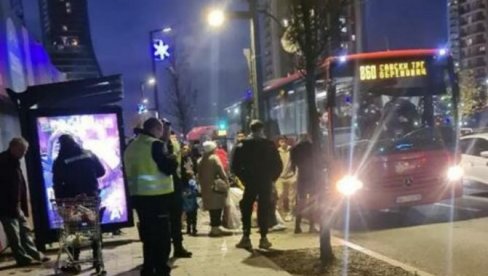 PIJAN TUKAO DEVOJKU U AUTOBUSU: Policija brzo reagovala i privela ga u stanicu (FOTO)