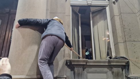 ĐILASOVCI LOME PROZORE NA SKUPŠTINI GRADA: Rulja divlja u centru Beograda, predvodi ih bivša vlast ĐILASOVCI LOME PROZORE NA SKUPŠTINI GRADA: Rulja divlja u centru Beograda, predvodi ih bivša vlast