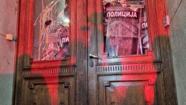 РАЗУЛАРАНА РУЉА ЛОМИ ВРАТА НА УЛАЗУ У СКУПШТИНУ: Покушавају насилно да уђу у зграду (ВИДЕО) РАЗУЛАРАНА РУЉА ЛОМИ ВРАТА НА УЛАЗУ У СКУПШТИНУ: Покушавају насилно да уђу у зграду (ВИДЕО)