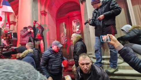 ĐILASOV KANDIDAT ZA GRADONAČELNIKA SLOMIO STAKLO NA VRATIMA SKUPŠTINE GRADA Nasilnik se pohvalio: Slomio sam državnu imovinu (VIDEO) ĐILASOV KANDIDAT ZA GRADONAČELNIKA SLOMIO STAKLO NA VRATIMA SKUPŠTINE GRADA Nasilnik se pohvalio: Slomio sam državnu imovinu (VIDEO)