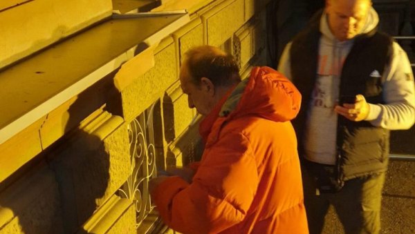 УПАЉАЧЕМ ПАЛИ КАБЛОВЕ: Погледајте како насилник уништава државну имовину (ВИДЕО) УПАЉАЧЕМ ПАЛИ КАБЛОВЕ: Погледајте како насилник уништава државну имовину (ВИДЕО)