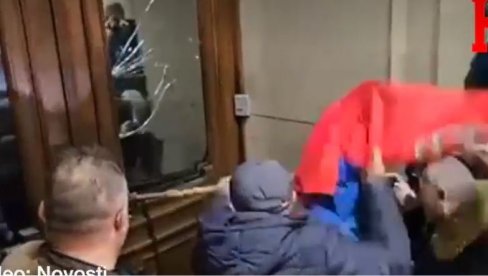 SNIMAK IZ DRUGOG UGLA: Jezivo nasilje bivše vlasti na delu (VIDEO) SNIMAK IZ DRUGOG UGLA: Jezivo nasilje bivše vlasti na delu (VIDEO)