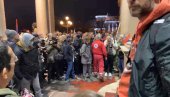 DEMONSTRANTI SIPAJU ŽUTU TEČNOST PO SKUPŠTINI: Nastavlja se sa uništavanjem narodne imovine (FOTO)