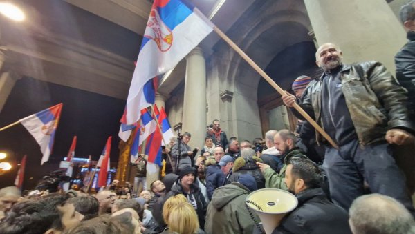 ФИЗИЧКИ СУКОБ ИЗМЕЂУ ЂИЛАСОВИХ ДЕМОНСТРАНАТА: Напали лице које је хтело да их одврати од насилног упада (ВИДЕО) ФИЗИЧКИ СУКОБ ИЗМЕЂУ ЂИЛАСОВИХ ДЕМОНСТРАНАТА: Напали лице које је хтело да их одврати од насилног упада (ВИДЕО)